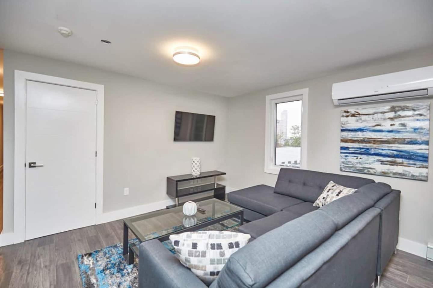 Clifton Hill Hideaway 2B -Two Bedroom Condo Niagara Falls Exterior photo